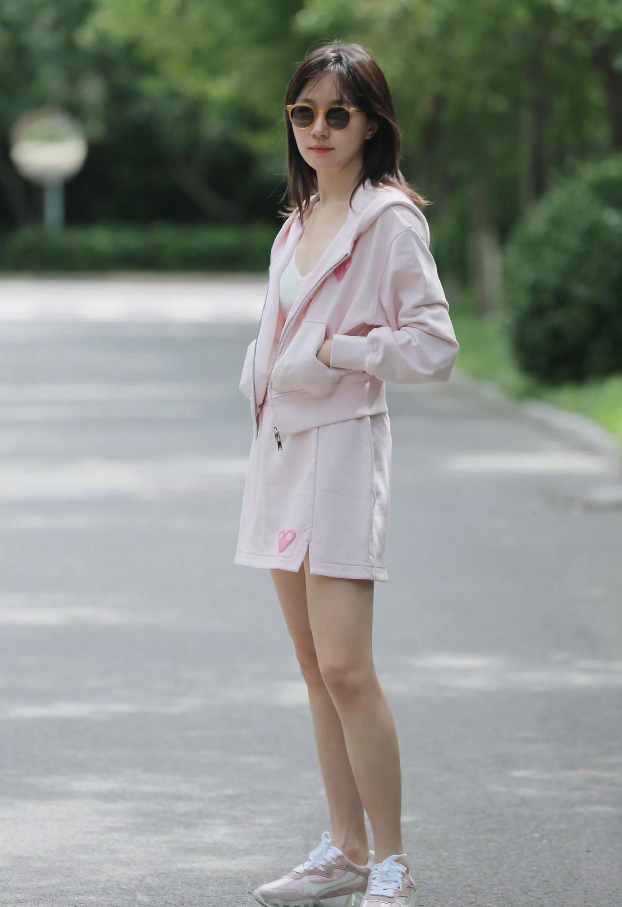 这么多蚊子在咬，焦俊艳不痒吗？居然不去拍