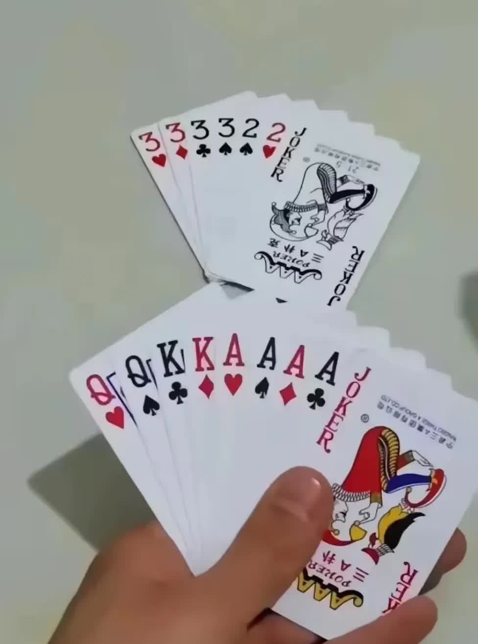 老婆给我摆了一个局，说要是拿地主不能赢，晚上就一个人睡沙发。我拿起牌，仔