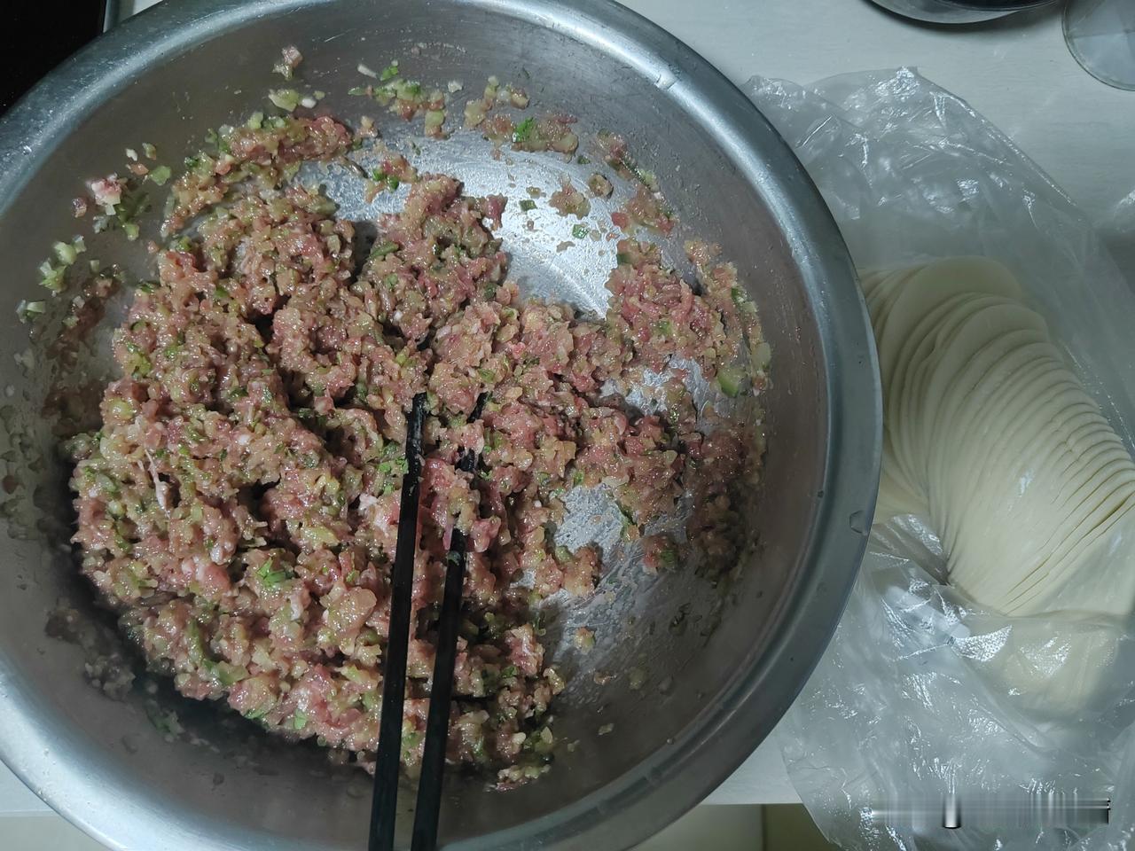 以后再也不买饺子皮了，买的饺子皮太厚而且两面沾着淀粉，根本捏不死。一点也不好用。