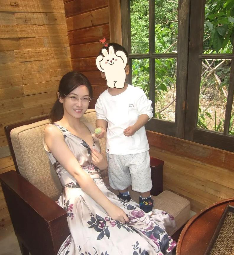一位失业的舞蹈老师在离婚后，试图通过孩子抚养权威胁前夫家支付房贷，同时要求每月8