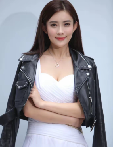 谁还没被2016年《一年级毕业季》的孟子义惊艳过？皮衣的酷飒撞上白裙的清甜，五官