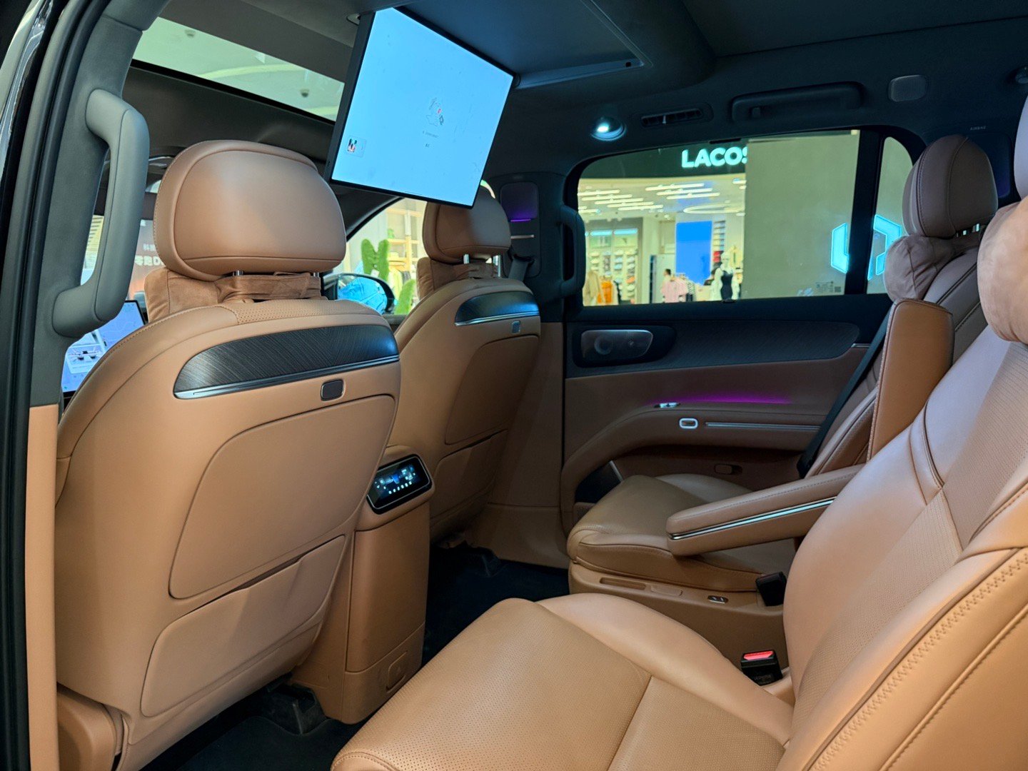 现在卖车也太卷了，零跑的这个大SUVD19还有半个月才上市，商场里就已经都有展