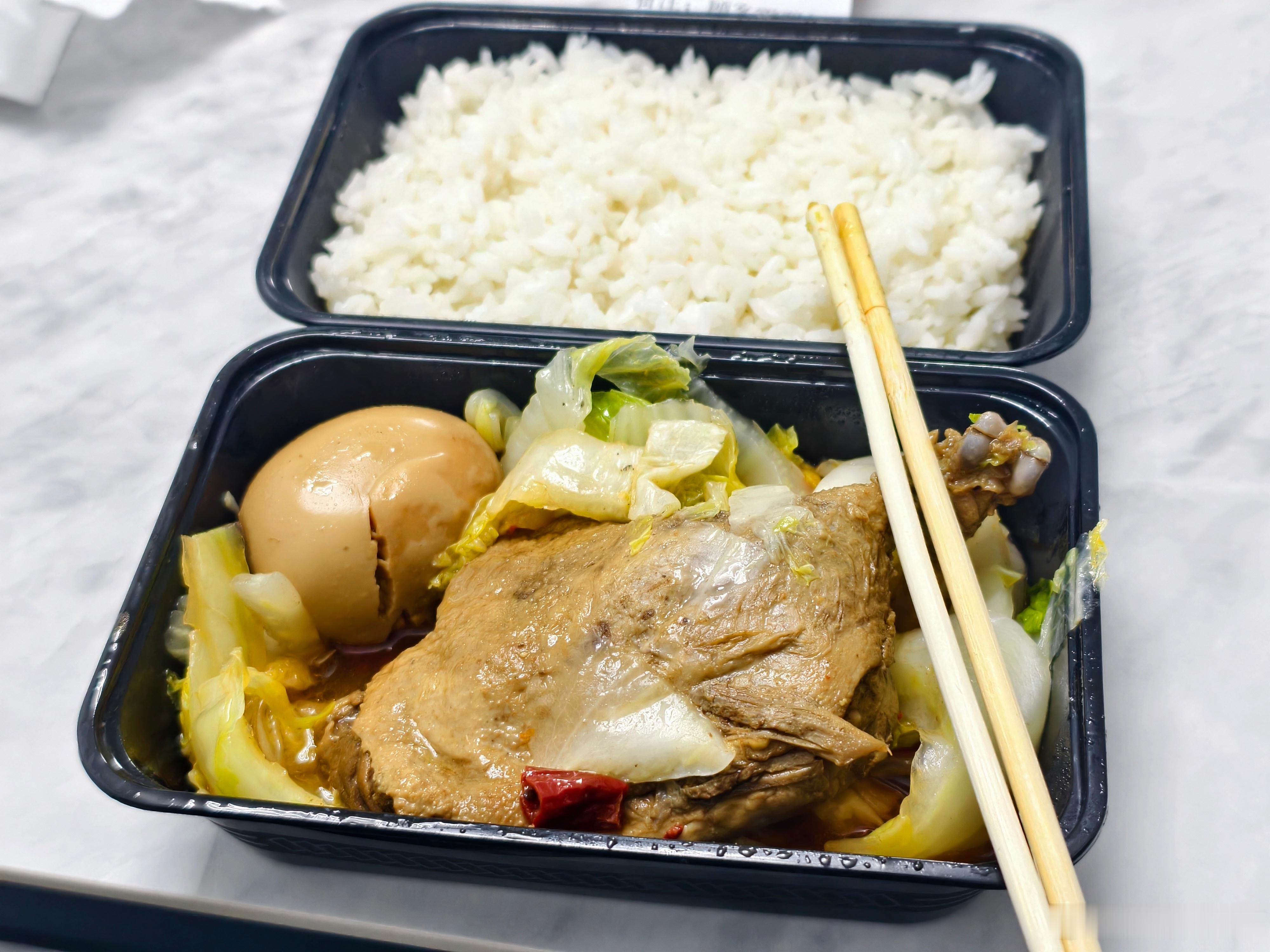 楼下沙县的外卖自取鸭腿饭一个鸭腿，一个卤蛋，一些萝卜干和一茬烫白菜+一盒米饭。卖