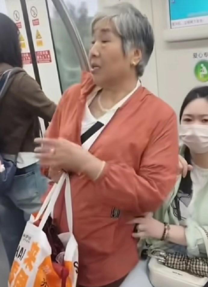 上海地铁，女孩拒绝老人爱心专座让座请求，引发争议。事情发生在近日上海