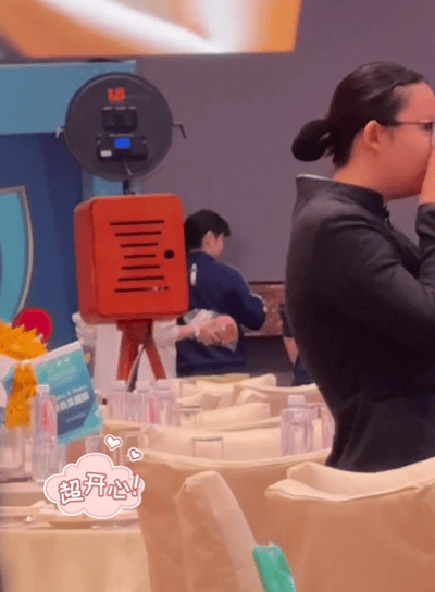 莎莎也是一个喜欢玩偶的小女孩哦，急匆匆赶去晚宴，先玩了很多游戏，赢了好多玩偶，