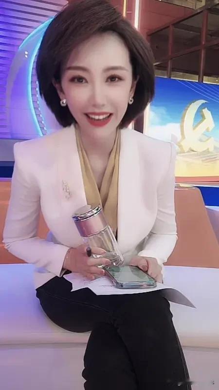 央视女主持央视女主持人是中国电视荧屏上的亮丽风景线，她们以端庄优雅的形象、专业扎