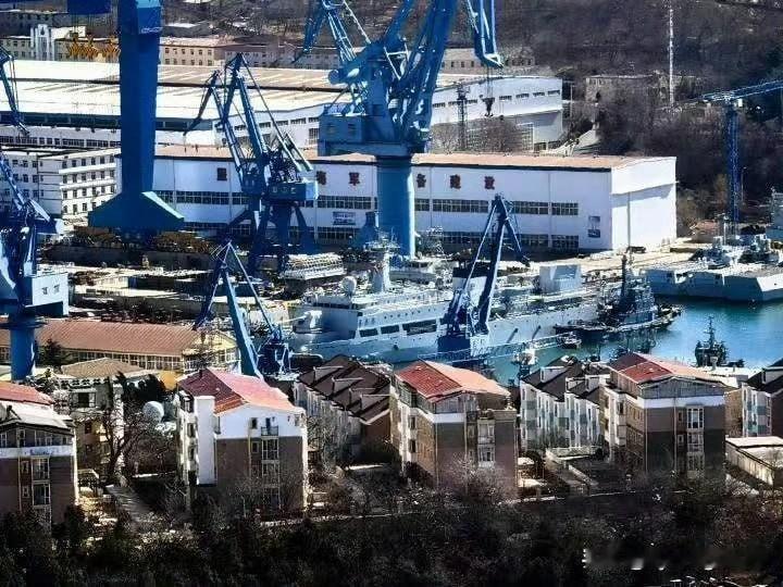 🇨🇳据报道，中国正在对新型155毫米火炮进行舰载测试。