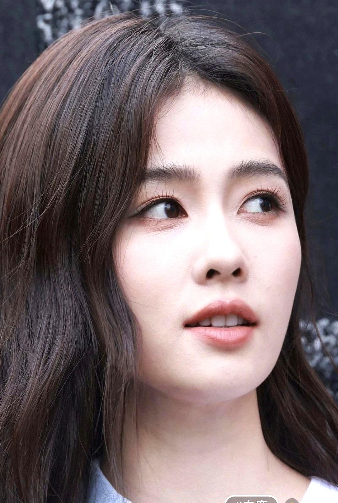 其实这么一看的话，白鹿也不算很漂亮，就还可以，大美夸不上吧？她总是大大咧