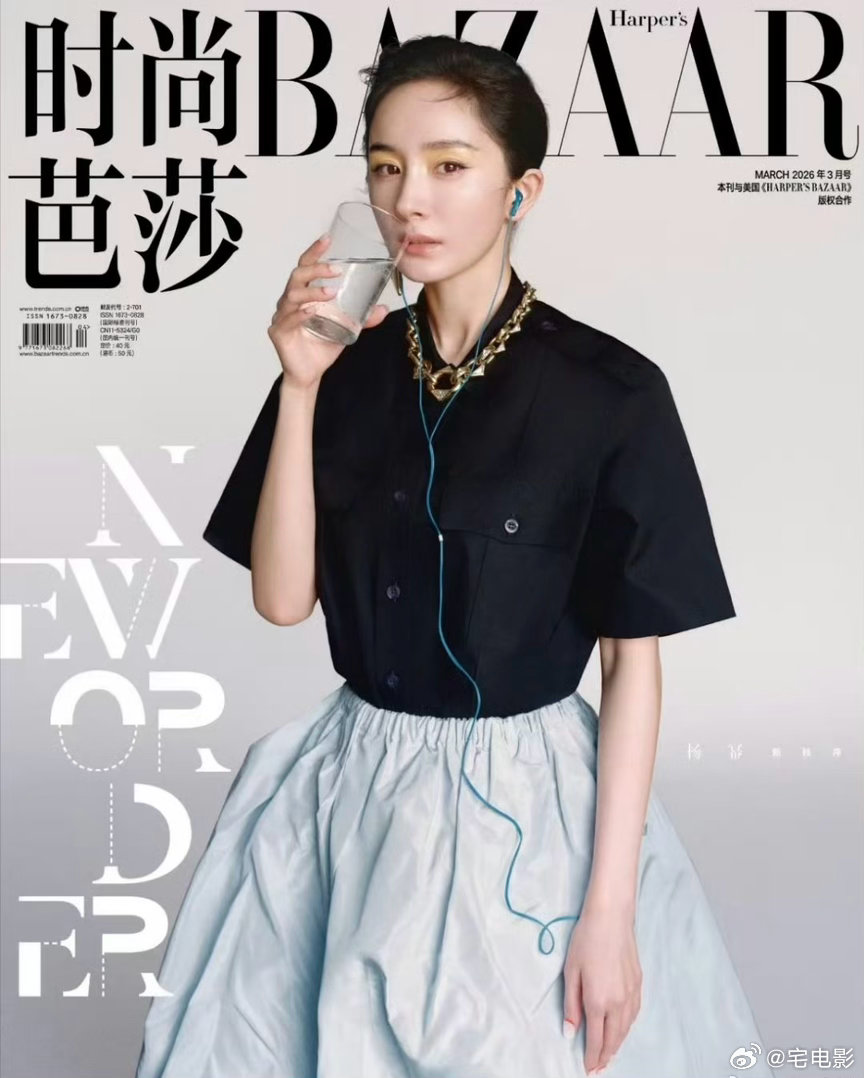 巴黎偶遇雕塑撞脸杨幂巴黎街头偶遇的雕塑，神态气质都和杨幂太像了。