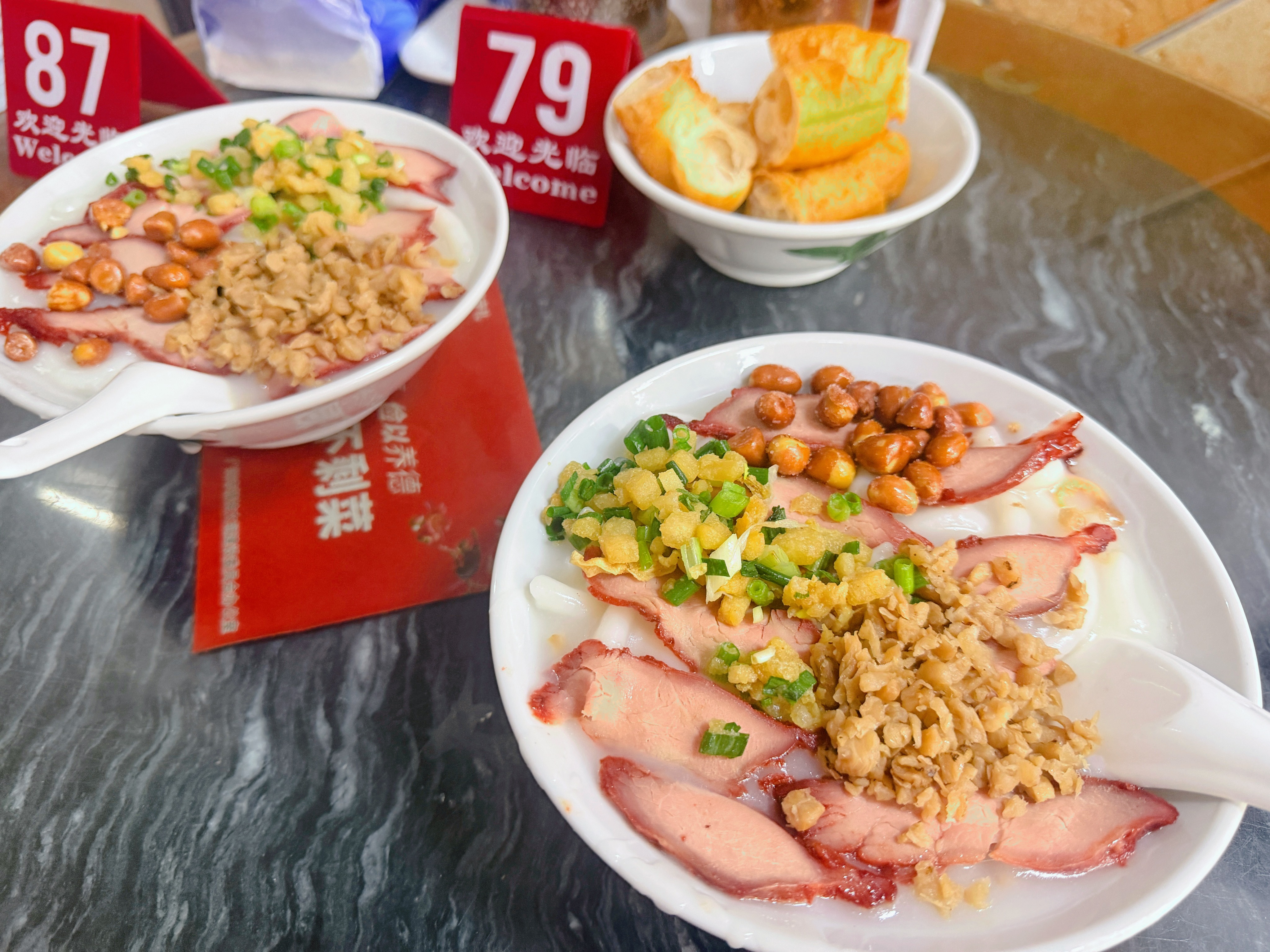 我说广州的肠粉没有家里的好吃，非不信要试试，结果就是吃两口不吃了