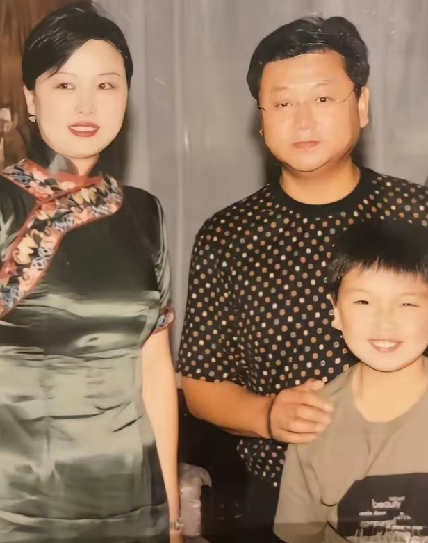 1998年，北京。范伟一家三口，他妻子叫杨宝玲，两人于1988年相识，1990年