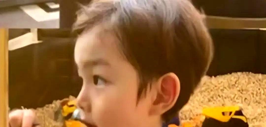 网友真把截图放大到像素级了！玄彬孙艺珍两岁的儿子啊……直接扒出玄彬的童年照，