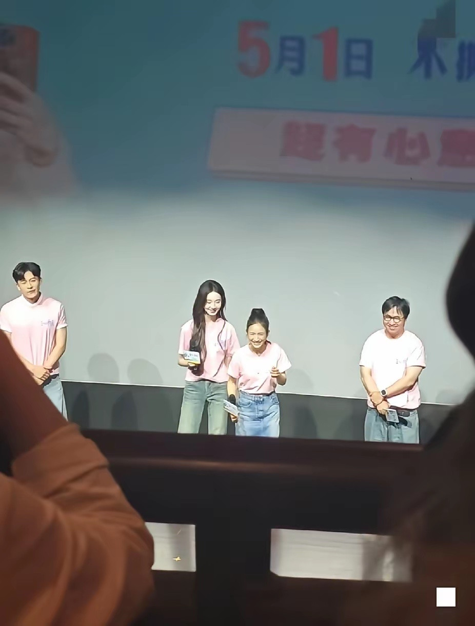 万万没想到电视里那么好看的女神，现实中是这么样的一小小只，真是白瞎看十几年电视了