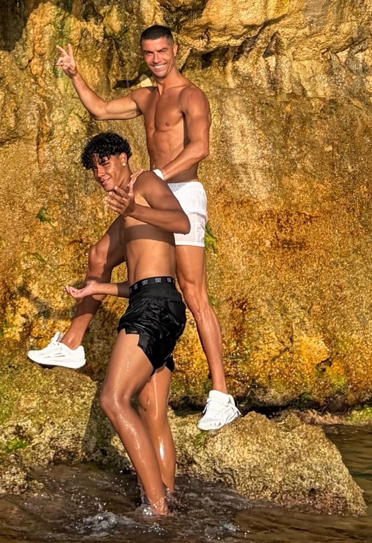 小腿大腿结构真的一样..纤长的小腿和极具爆发力肌肉满满的大腿好完美的基因