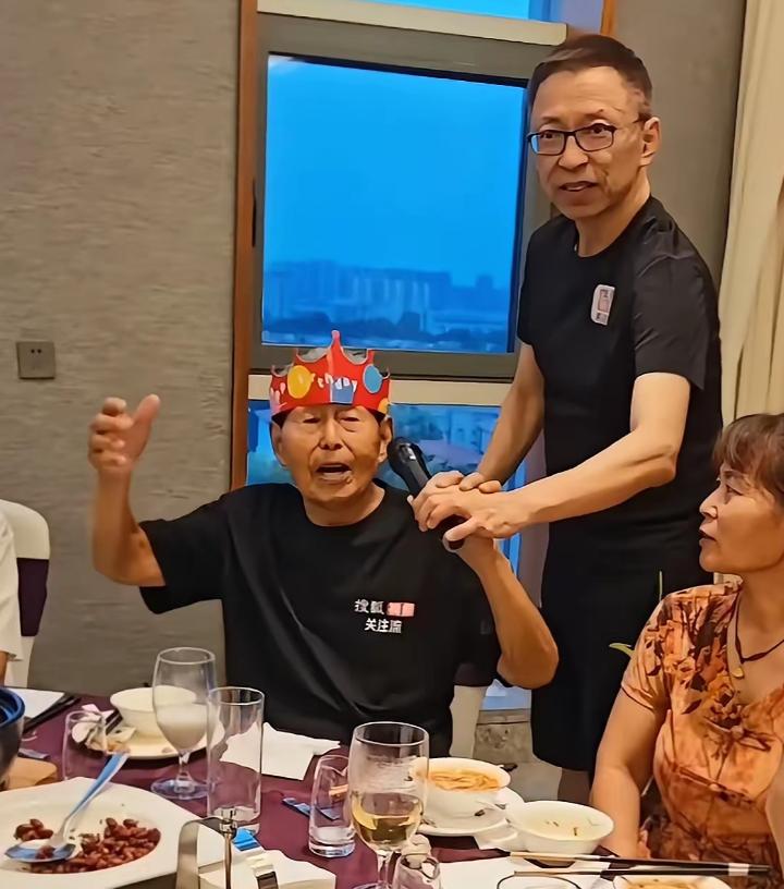 8月25日，张朝阳回河南孟津为父亲庆百岁大寿。老爷子声音洪亮、牙口好，百岁仍精神