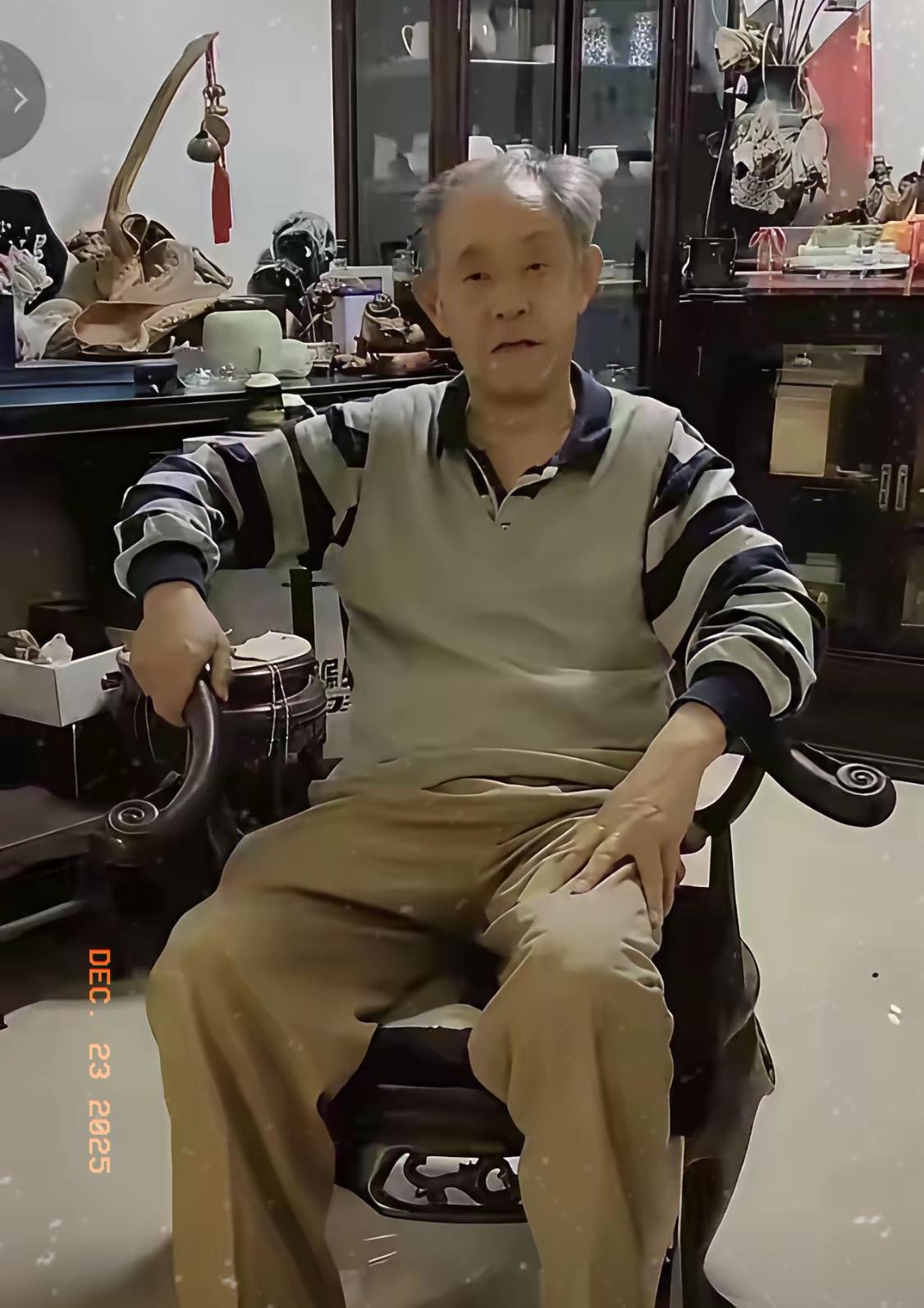 应该对徐湖平家进行查抄！看看这张照片，徐湖平身后的文物堆积如山，每一件都价值不