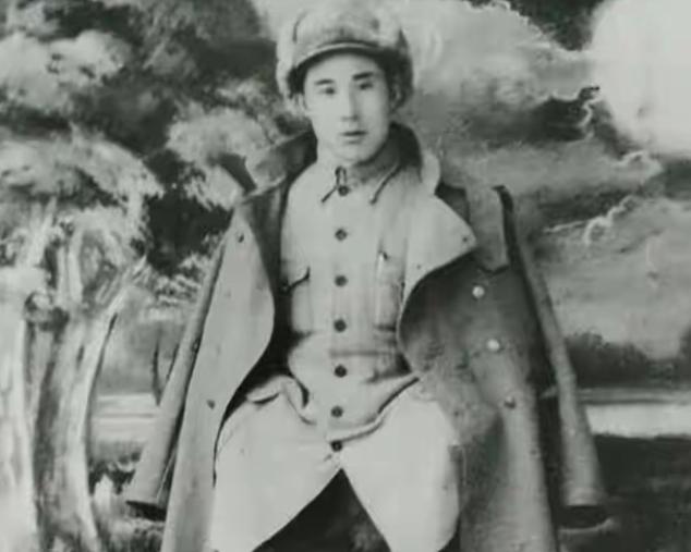 1949年，新中国都快成立了，一个扛过长征、打过淮海的老红军，带着老婆孩子去福建