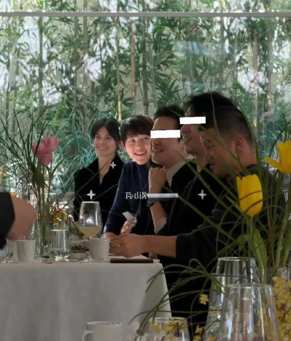 41岁宋仲基和英国籍妻子一起参加朋友的婚礼，他看起来苍老了好多，脸部水肿，颜值下