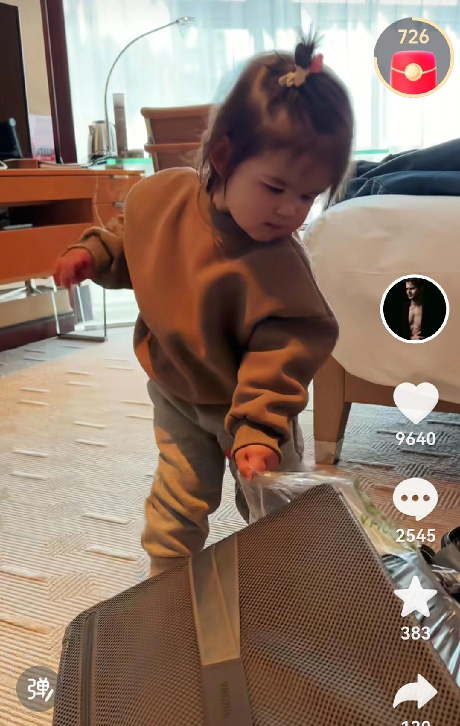 小凯莉从对爸爸的不舍，从行李箱拿爸爸的东西，到独自忧伤，委屈，再欣然接受，主动给