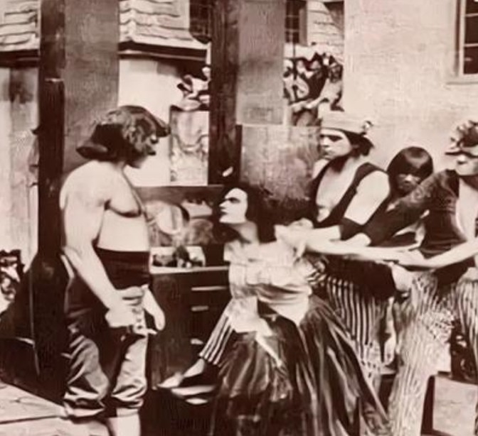 1638年的法国，18岁的美丽少女被判处绞刑。谁料，在行刑前刽子手被少女的美貌所