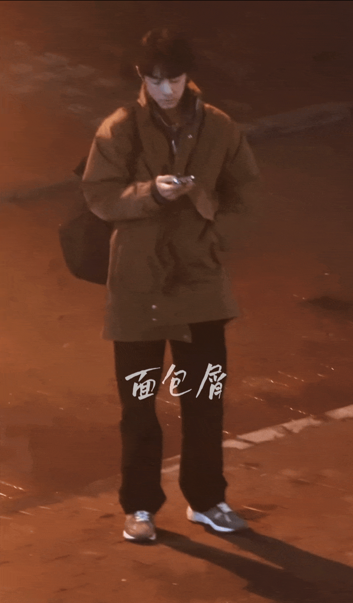 肖战《小城良方》最新路透，好清冷一男大