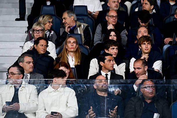 少见啊。昨天埃尔坎出现在了贝尔加莫的看台上，和尤文图斯其他管理层一同现场观战。