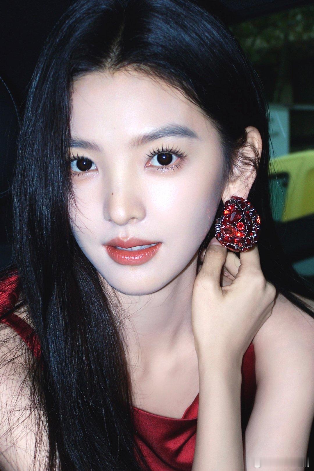#章若楠##章若楠在巴黎被偶遇##章若楠巴黎时装周看秀#怼脸😍​