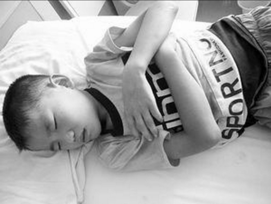 孩子屁股遭大面积烧伤, 妈妈知道原因后, 却敢怒不敢言