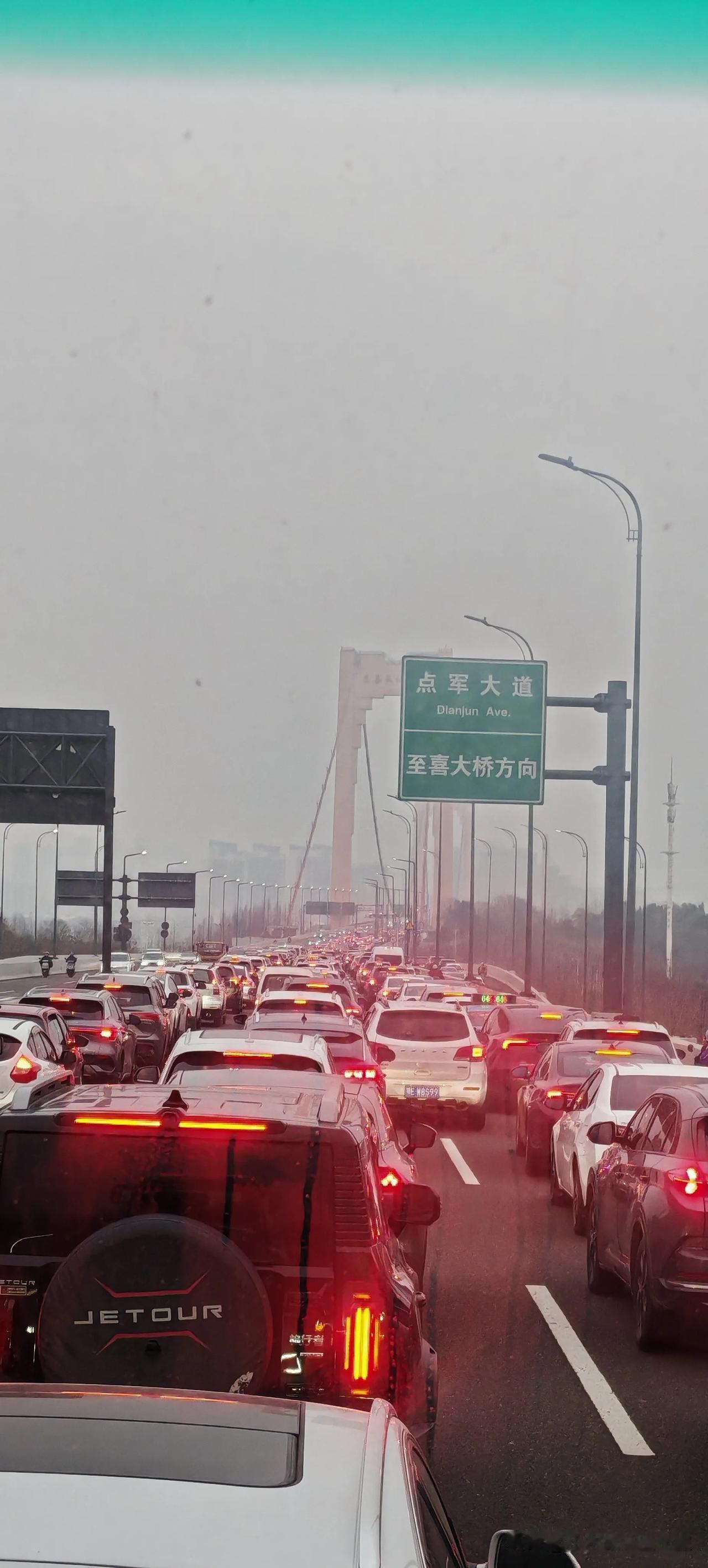 宜昌至喜大桥的堵车状况长期难以缓解，看来距离实施单双号过桥的日子不远了！1月