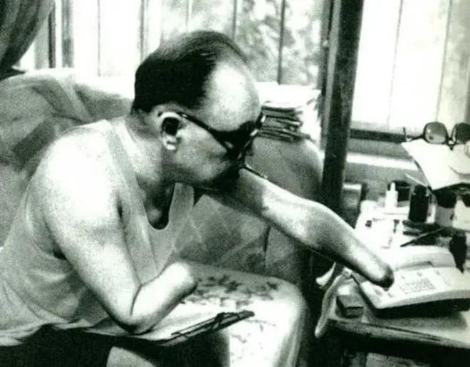 1950年，长津湖战役中，17岁的朱彦夫重伤昏迷，被美军补刀划开肚子，疼醒之后他