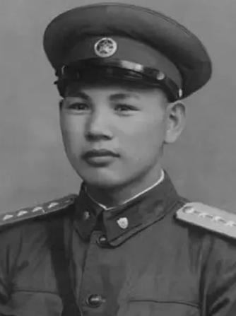 1945年，八路军在公路上伏击日军，由于敌人太多，排长便下令撤退。一个小