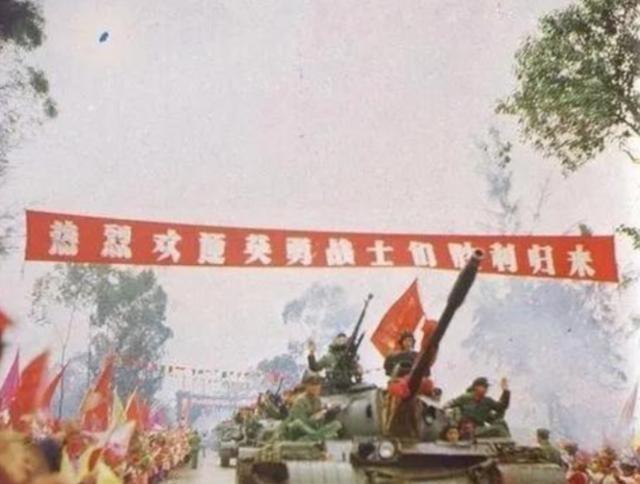 1979年，我军一名走失的战士正在越南的农田里挖红薯，突然被人用石头砸了一下，小