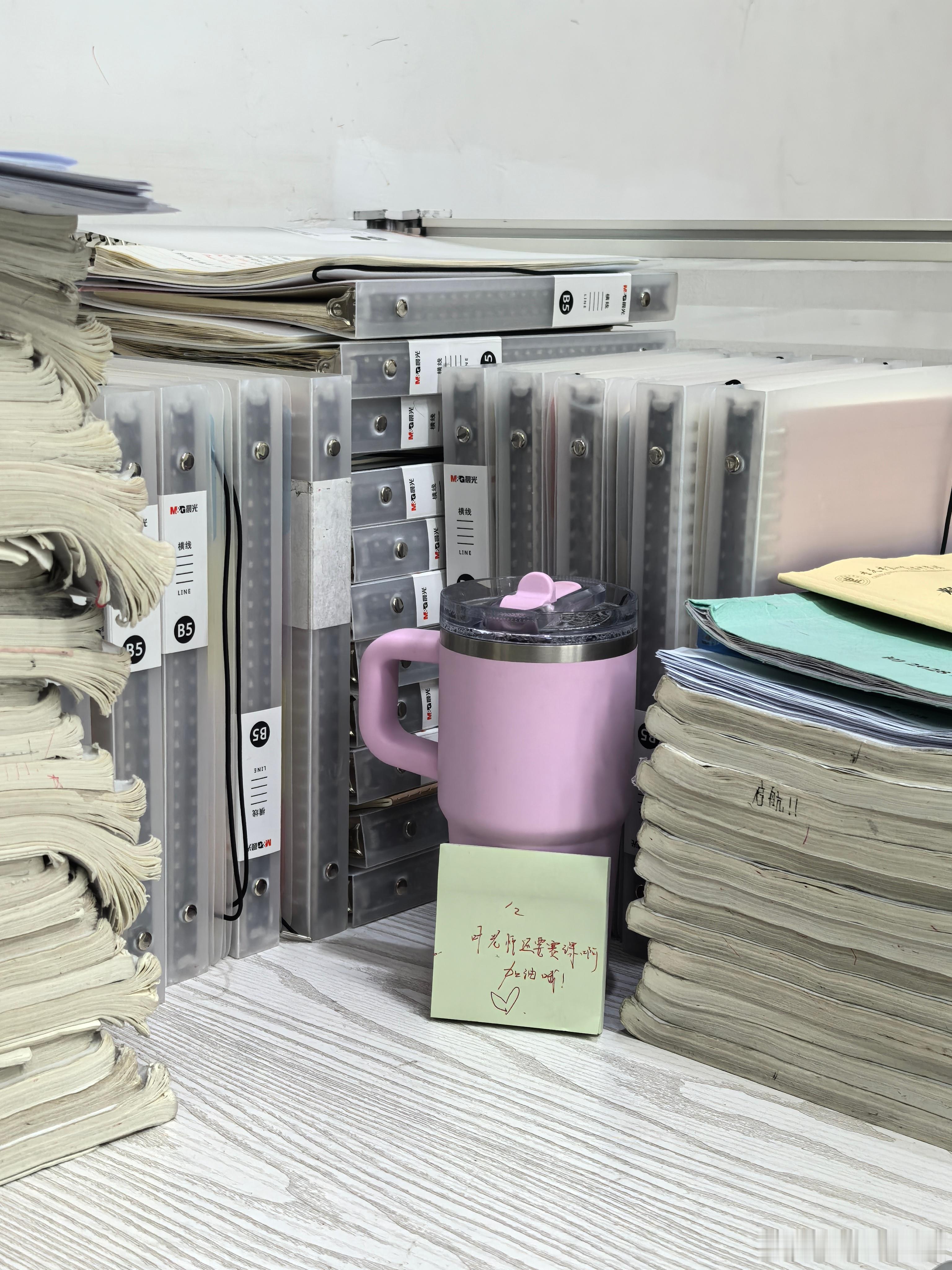 我贴心的乖学生帮我收拾了杂乱无比的书桌