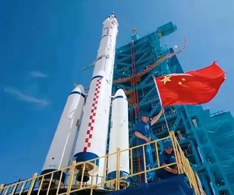 刚刷到一条消息，挺有意思。美国军方的中国问题专家最近发文警告华盛顿：中国的十五五