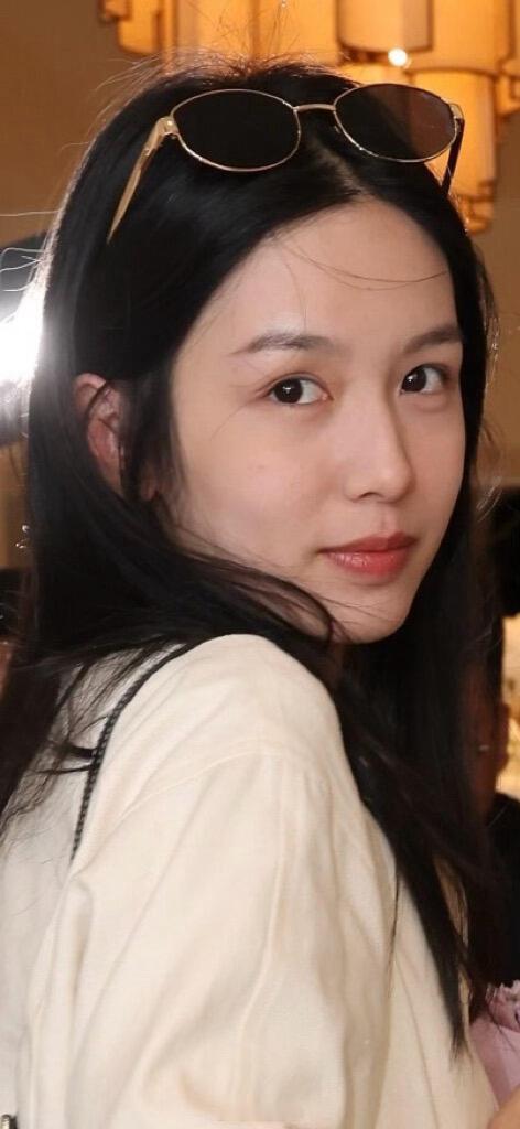 周也戛纳素颜清透骨相
