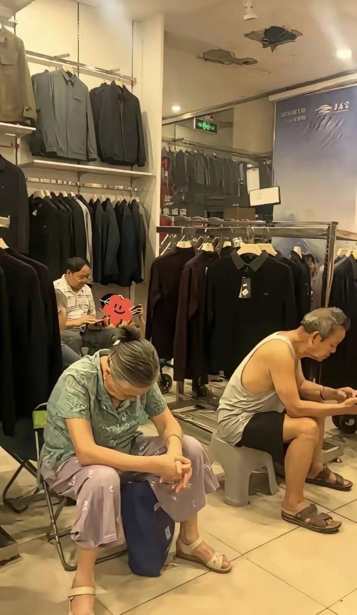 咋整啊！大爷大妈天天来服装店蹭空调，吓跑了不少顾客某地有个服装店，家住附近有