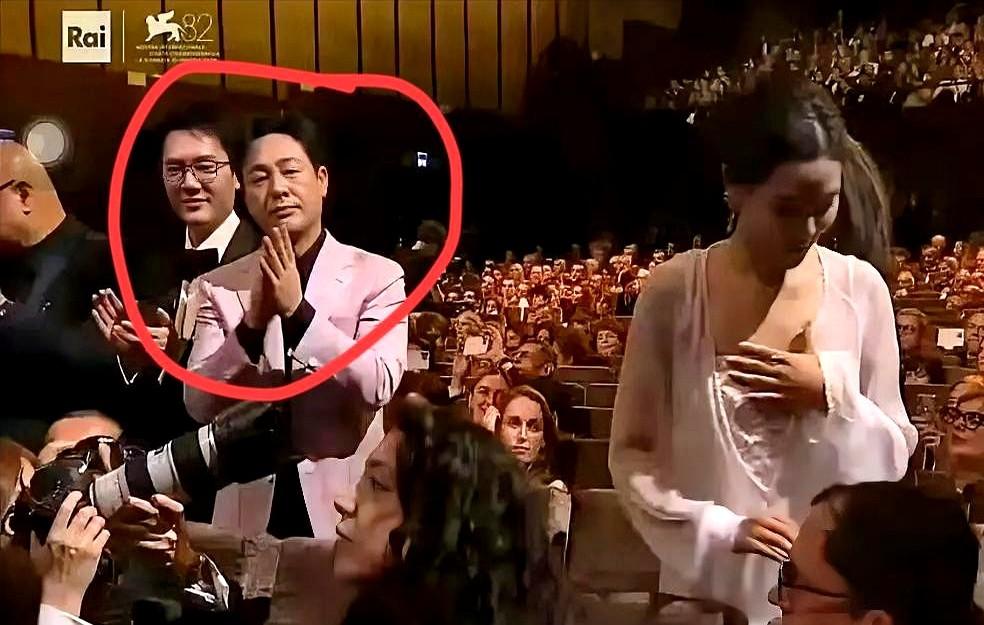 张颂文脸一垮，全网秒懂：他真凉了镜头扫过去，他鼓掌鼓得青筋都出来了，嘴角却纹丝