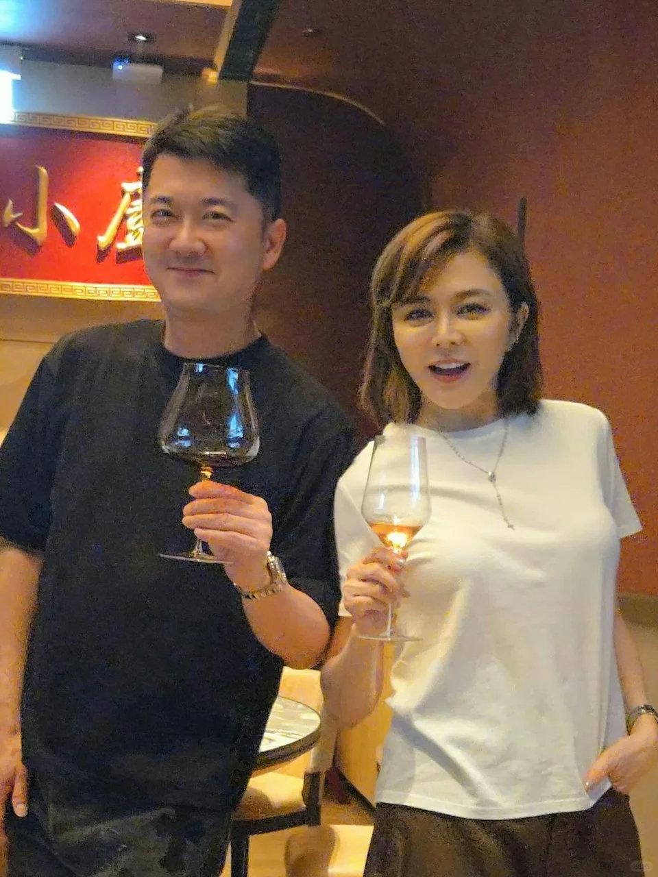 64岁关之琳和朋友们一起喝酒庆祝生日，她穿着一件简单的白色短袖上衣，状态看起来挺