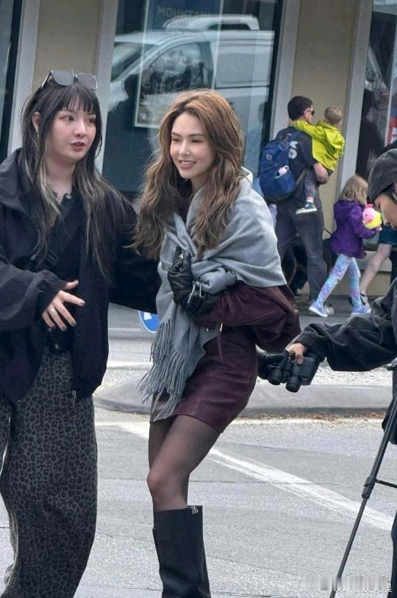 周杰伦的眼光也太绝了！路人镜头下的昆凌颜值超能打，明艳又精致，完全看不出已是三个