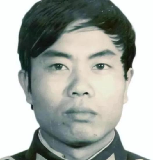 1987年，一位叫陈建军的警官，纹身、打牌，赌博、甚至还打骂老婆，可没过多久，陈