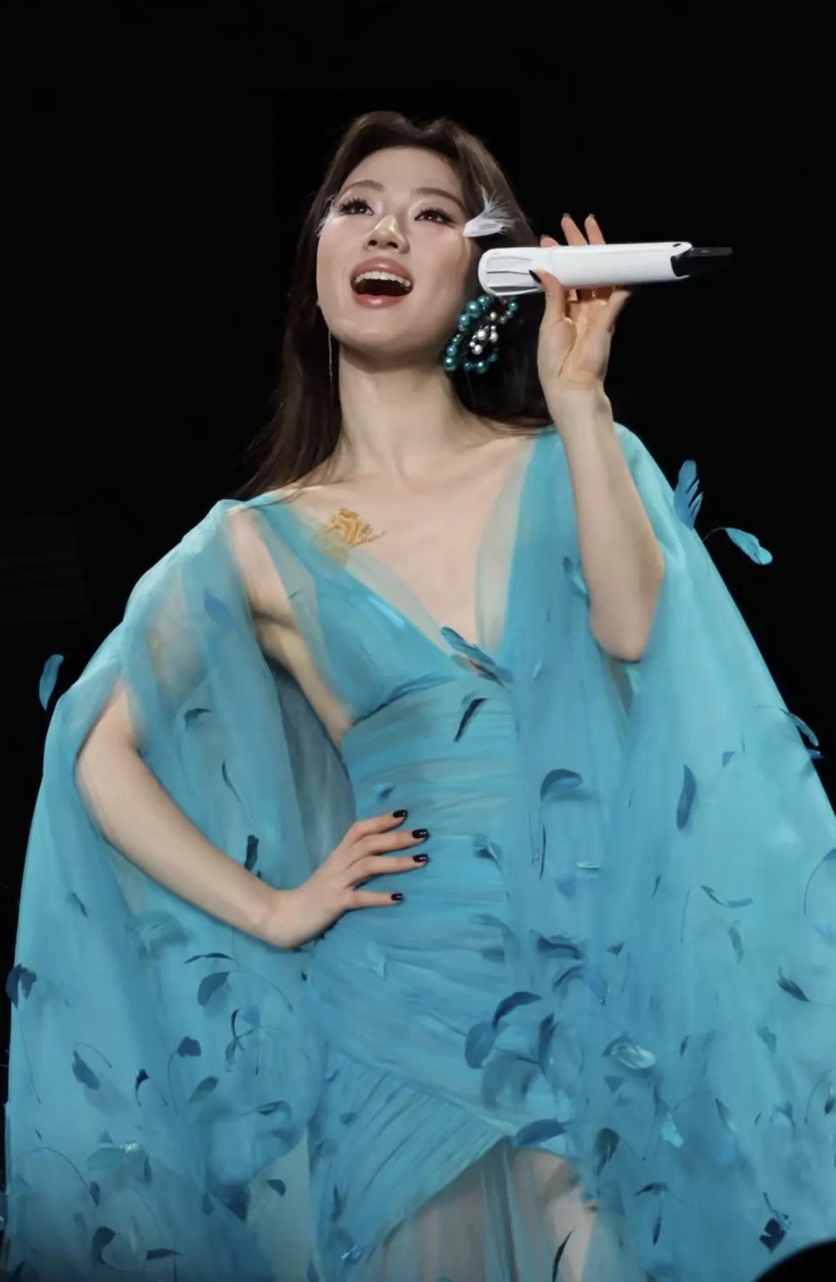 乐坛小天后即将诞生单依纯，在歌手2025比赛竟演中蝉联第一，这真是小腰一叉，谁