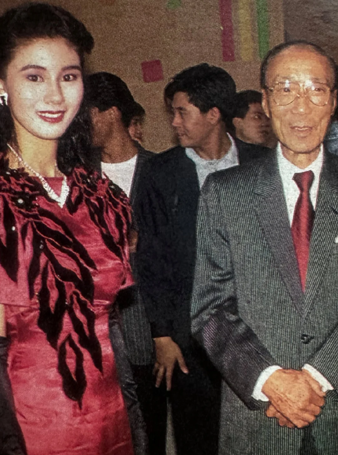 1988年的李嘉欣和邵逸夫 李嘉欣年轻时陪着邵氏的邵逸夫参加晚宴，邵逸...