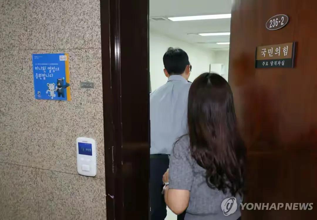 韩国对尹锡悦调查案的特检组只要发现了任何的蛛丝马迹都不可能会放过。这时候他又发现