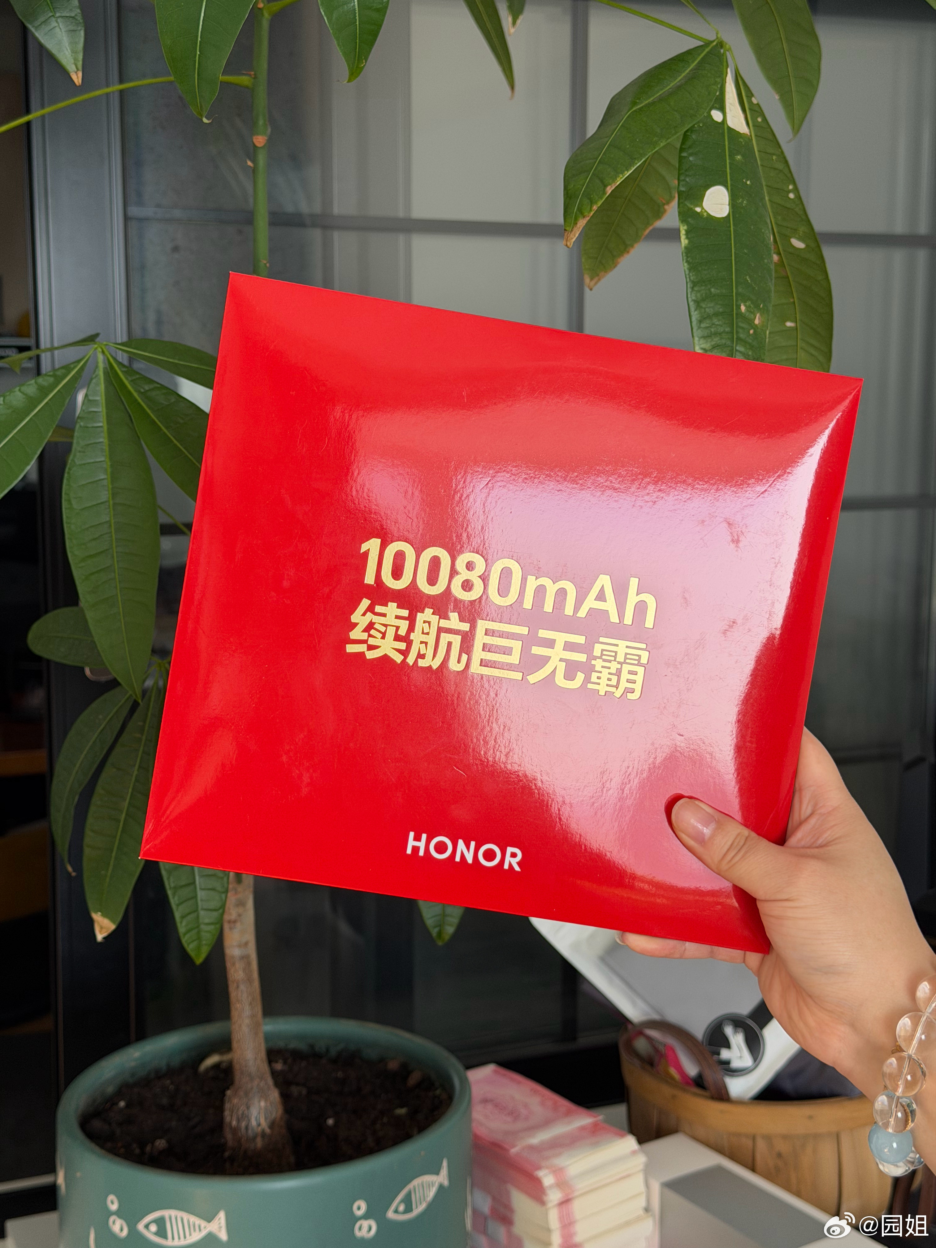 荣耀Power2的邀请函，显眼的位置印着10080mAh续航巨无霸，咱就说这还是