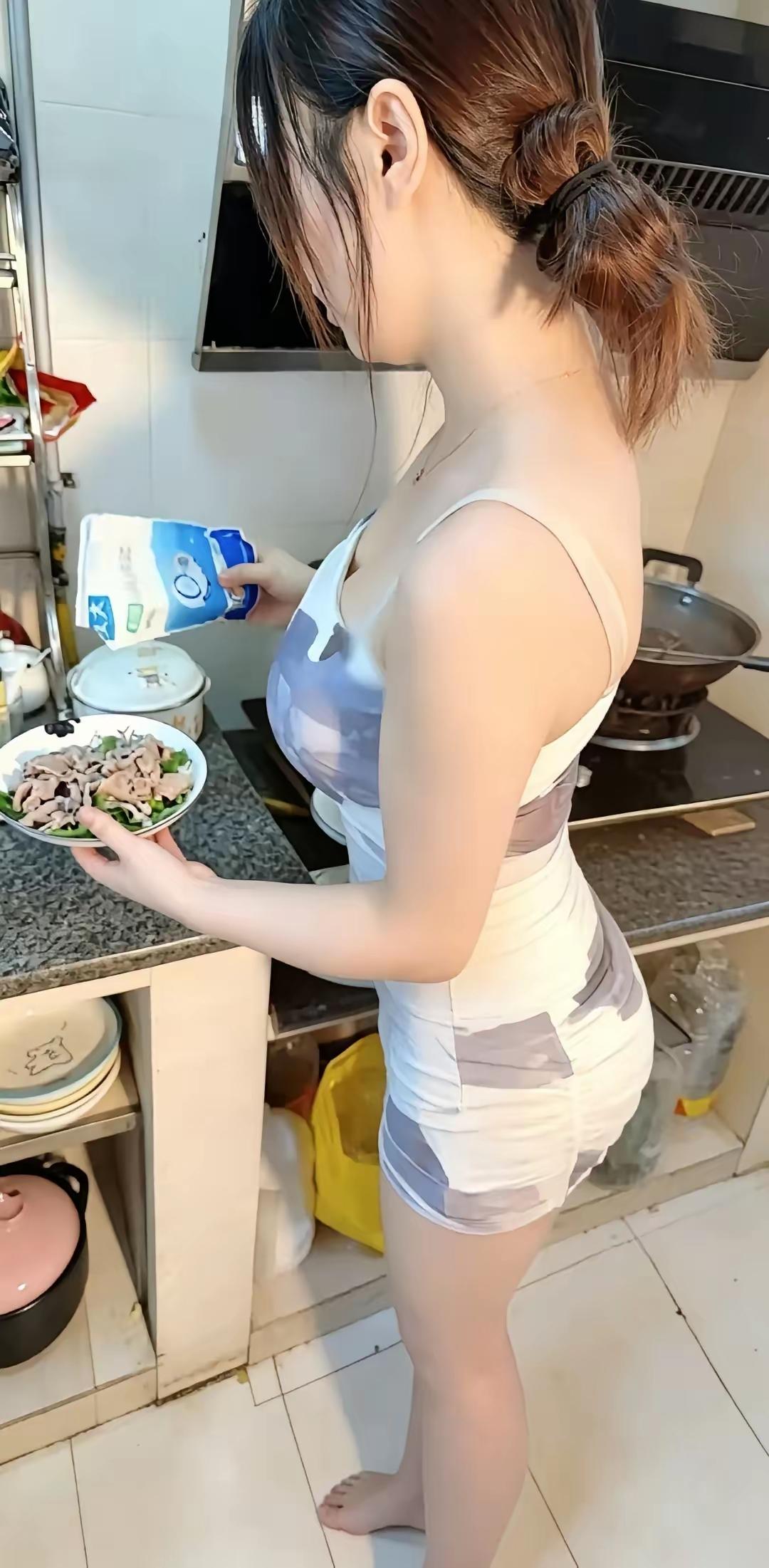 这败家娘们，炒个菜放一袋盐！