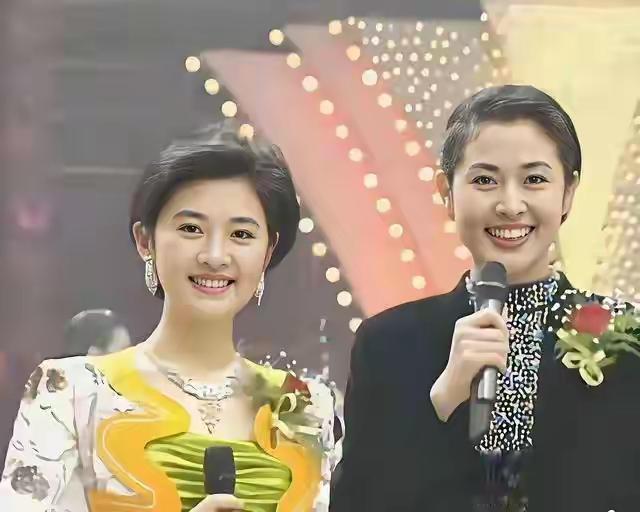 年轻时候的倪萍真漂亮，笑得很开心。可旁边的美女是谁有认识的吗