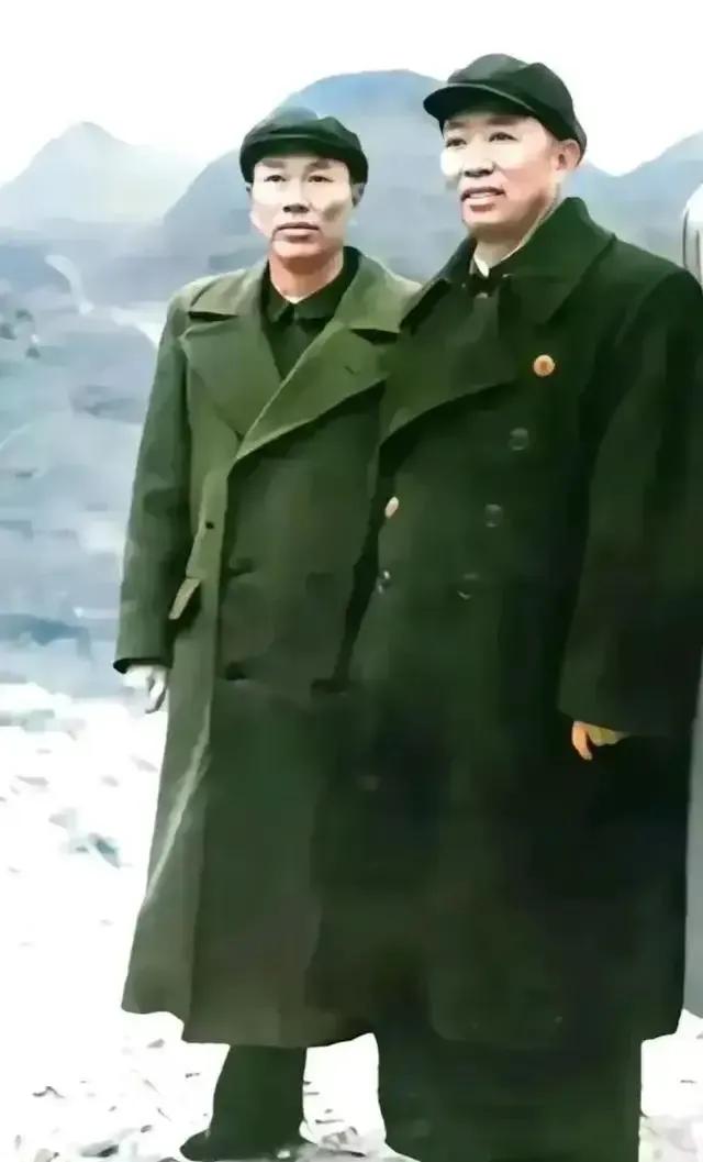 这是1960年邓华上将与刘亚楼上将在江西庐山的留影。刘亚楼与邓华关系密切，在长期