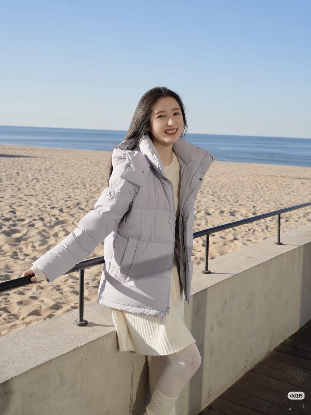 海风拂面笑，轻纱拂袖间。