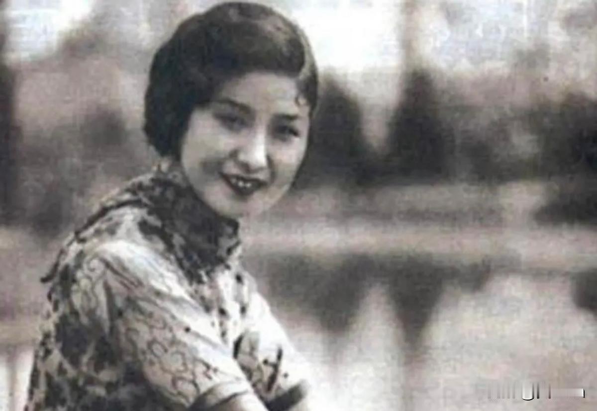 1942年春，青帮头目吴四宝被日本人毒死，他的老婆佘爱珍哭得死去活来。早就垂涎佘