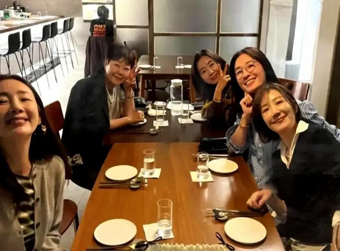 崔智友把吴妍秀生日趴的照片甩上ins，我刷到那张合照直接愣住。尹宥善、柳浩正、